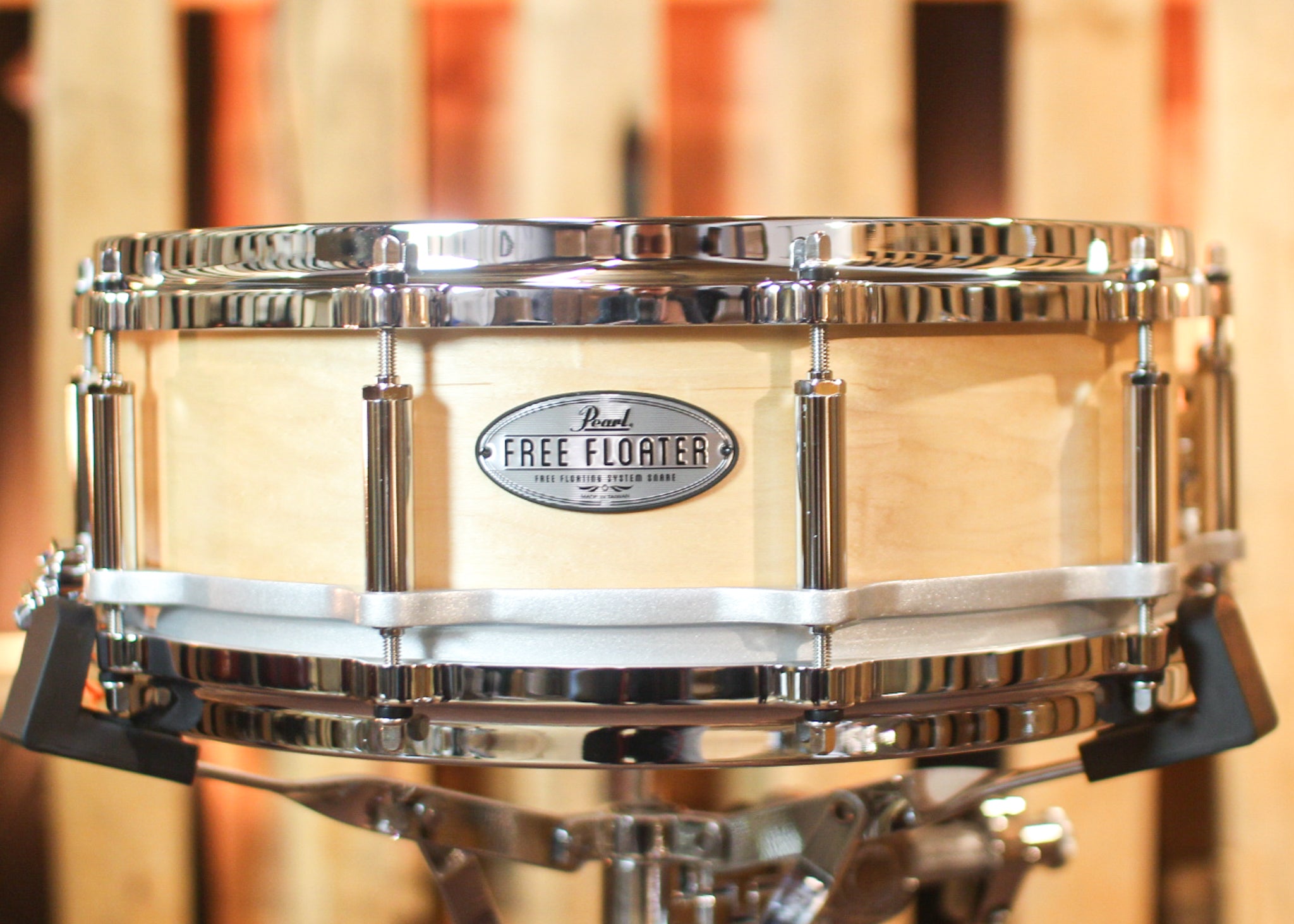 https://thedrumshopmaine.com/cdn/shop/products/Pearl14x5FreeFloatingMapleSnareDrum_a_2048x.jpg?v=1666814557